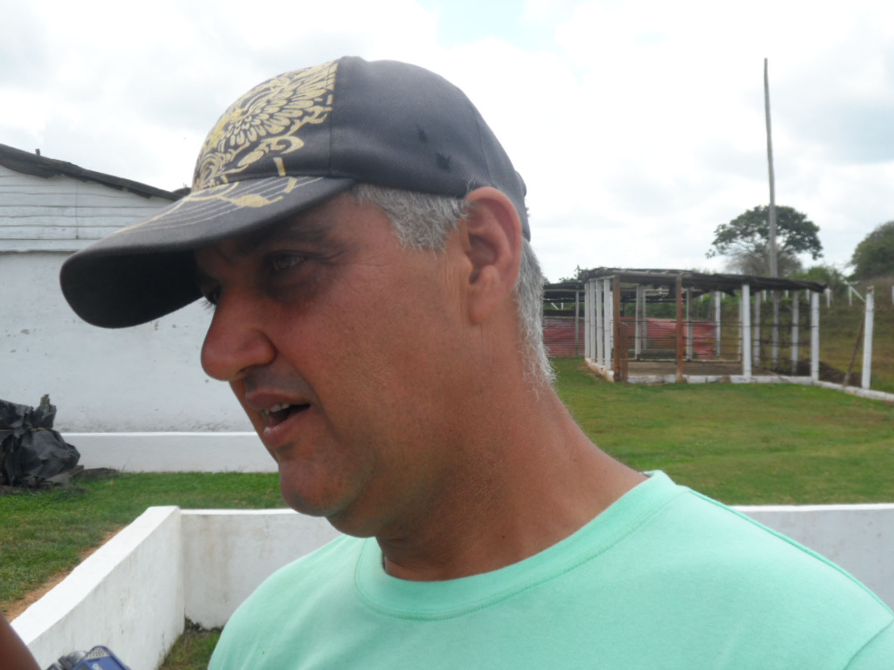 Jorge Bruno Chico Maceo, con más de mil animales, aplica la estrategia empresarial de hacer sostenible la producción mediante al gestión propia.