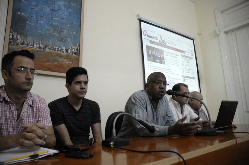 Pelayo Terry (al centro), director del periódico Granma, parte del equipo de programadores del sito (a la izquierda) y directivos del medio (a la derecha)