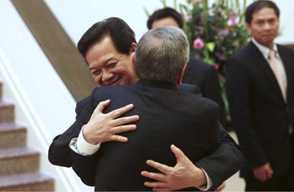 Nguyen Tan Dung y Raúl Castro se abrazan en ocasión de una visita del Presidente de Cuba a Vietnam en julio del 2012. Foto: AP