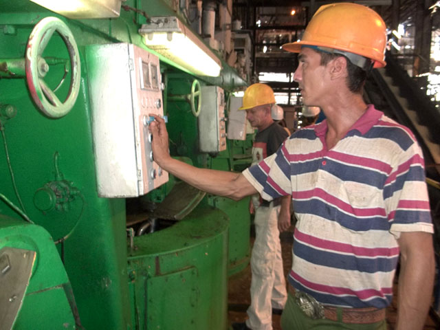 La consagración en cada puesto de labor para elevar el rendimiento industrial, es hoy el gran reto en Ciego de Ávila. Foto: José Luis Martínez Alej