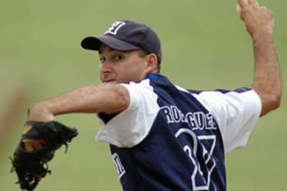 Holguín sigue peleando tras barrida a Santiago