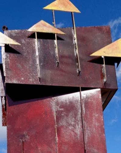 Esta escultura de cuatro metros de alto, concebida por artistas de la plástica en Las Tunas, simboliza la unidad y el desarrollo. Foto: del autor