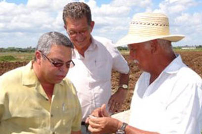 Recorre secretario general de la CTC centros laborales de Villa Clara