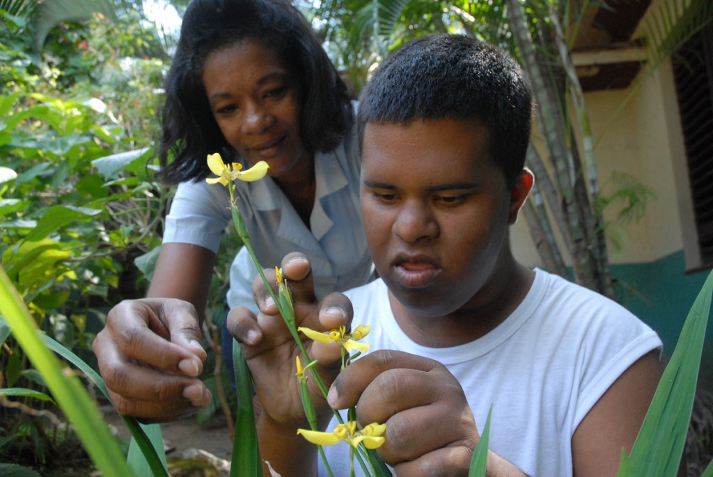 Carlitos, junto a su maestra Ana Isabel Sáenz O‘Farrill en el taller de jardinería.