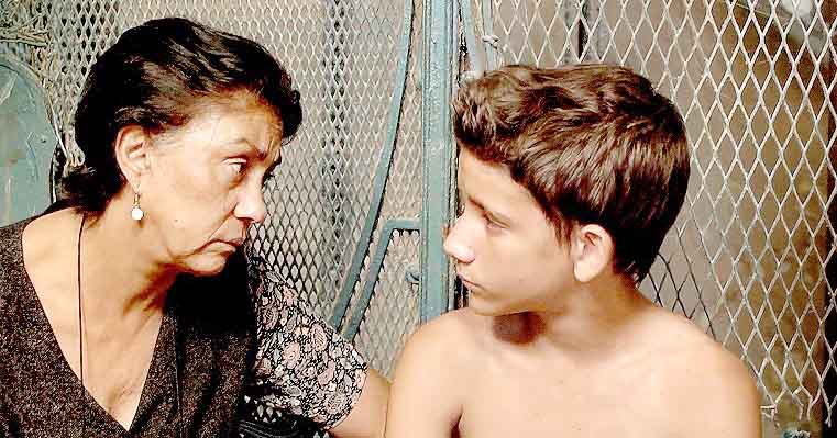 La experimentada Alina Rodríguez (en el papel de la maestra) y el niño Armando Valdés Freire, la gran revelación de este filme. Foto: Icaic.