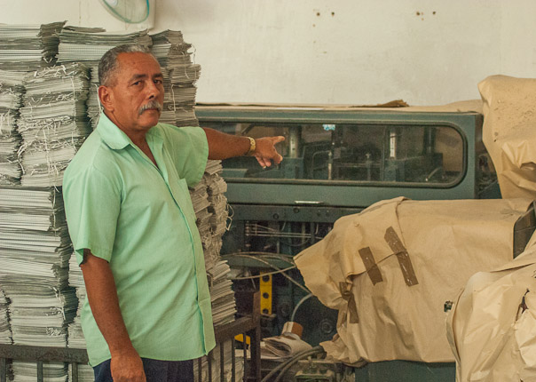 Elidoro muestra la línea de presillado que se mantiene sin utilizar porque llegó a la empresa con problemas técnicos, por lo que deben hacerlo manualmente.