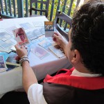 El cantinero ha impreso diferentes folletos y los regala a visitantes foráneos para que se solidaricen con la causa de los Cinco. Foto: Andrei Álvarez.