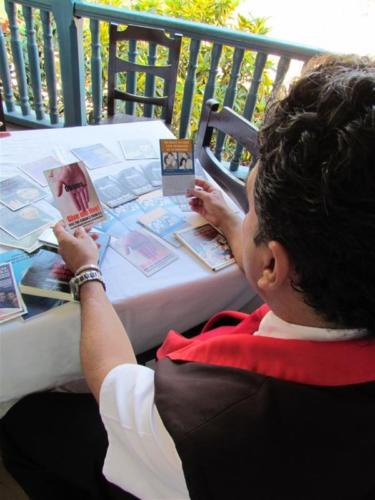 El cantinero ha impreso diferentes folletos y los regala a visitantes foráneos para que se solidaricen con la causa de los Cinco. Foto: Andrei Álvarez.