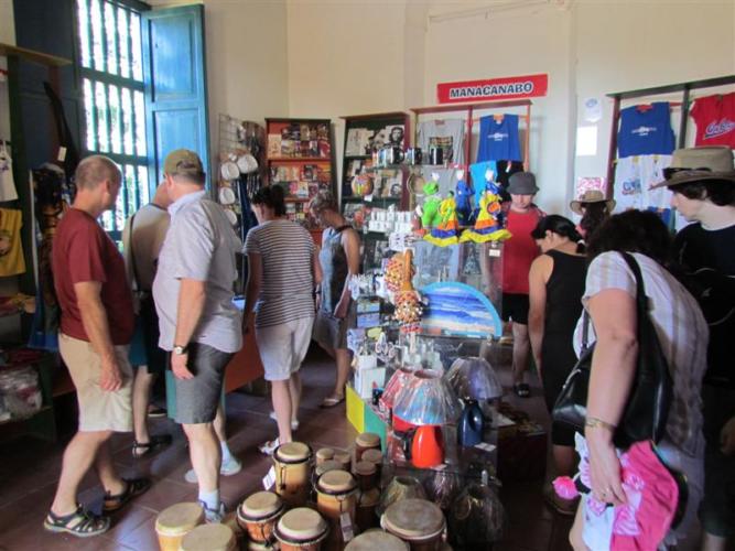 Todo el turismo que visita Trinidad llega hasta Manaca y de los grupos de norteamericanos de paso por la villa, el 90 por ciento coincide al pie de la torre.