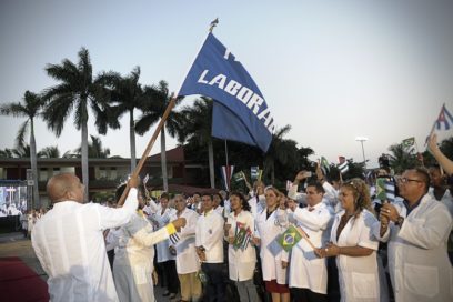 Despiden último grupo de especialistas cubanos