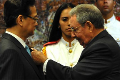 Impuso Raúl Orden José Martí a Nguyen Tan Dung