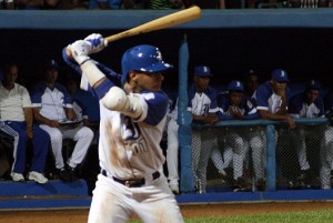 Yulieski Gourriel llegó a 11 jonronres y 60 impulsadas en la Serie Nacional. Foto: Reinier Batista