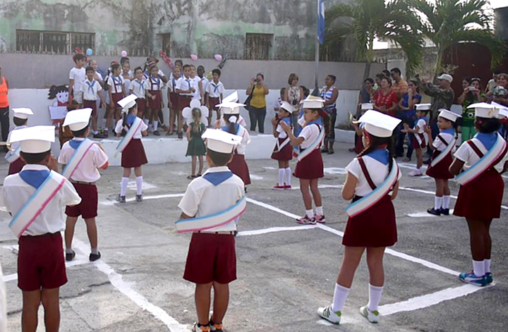 Entre juegos y cantos los pioneros de primer grado celebran haber aprendido a leer y escribir.