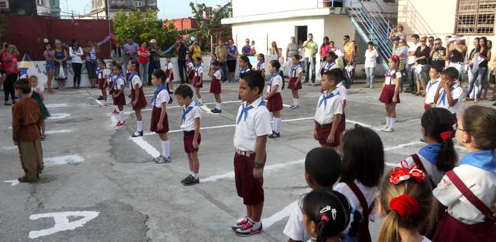 Los alumnos y profesores de la escuela primaria capitalina Boris Luis Santa Coloma del municipio Diez de Octubre celebran el 4 de abril, aniversario 53 de la fundación de la Organización de Pioneros José Martí y 52 de la Unión de Jóvenes Comunistas.