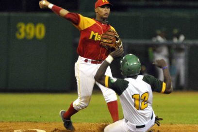 Abrazo rojo y verde en final de la pelota cubana