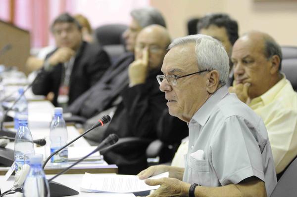 Eusebio Leal Spengler (primer plano), historiador de la ciudad de La Habana, interviene en el debate del informe de la Comisión Cultura, Educación y Sociedad, del VIII Congreso de la Unión de Escritores y Artistas de Cuba (UNEAC), en el Palacio de las Convenciones de La Habana, el 12 de abril de 2014. Foto: Roberto Morejón Rodríguez, AIN.