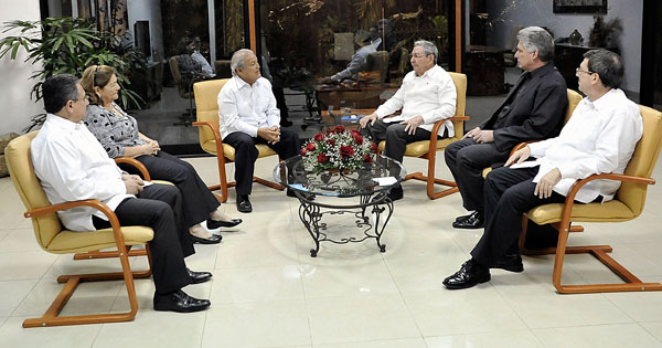 Sostuvo Raúl encuentro con el Presidente electo de El Salvador. Foto: Estudios Revolución