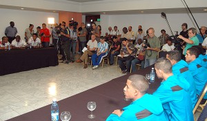 Muy concurrida la conferencia de prensa.