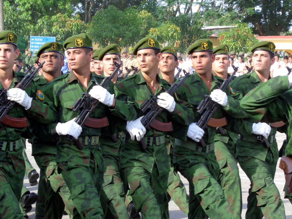 Firmes, preparados, seguros y decididos siempre están los combatientes del Ejército Central. Hoy celebran el aniversario 53 de haber sido creado. En la foto, marchan en revista durante la celebración. Foto: Barreras Ferrán