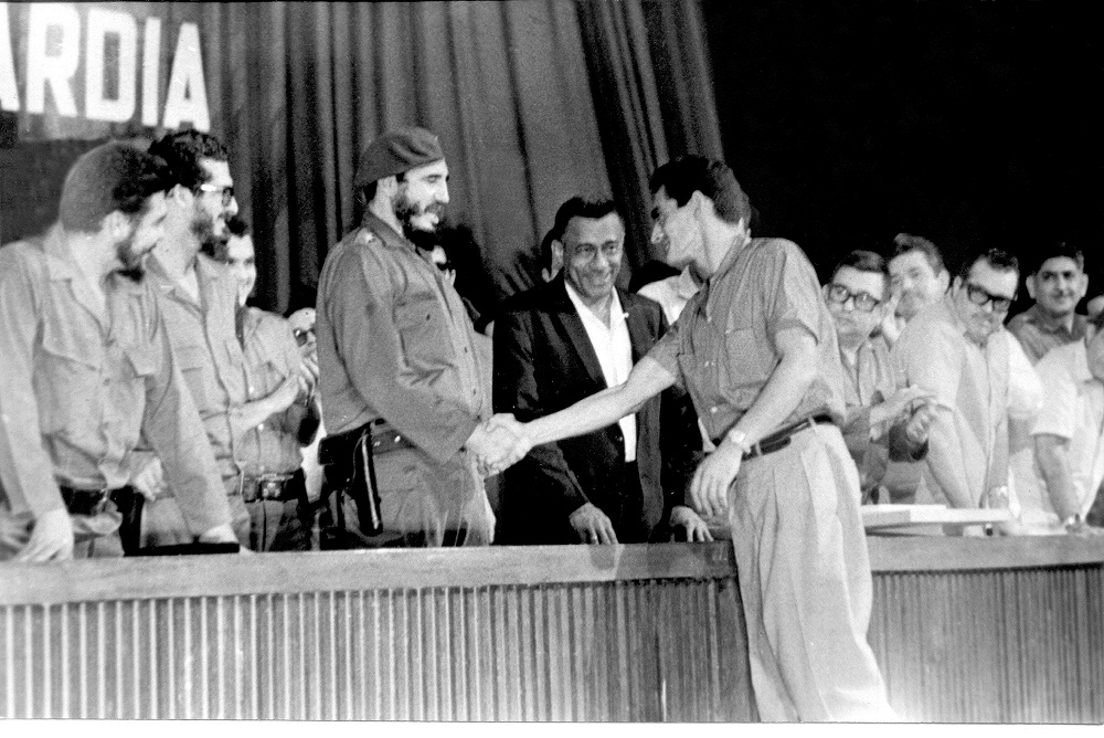 Fidel estrecha lamano de Pedro Perez en la clausura de la emulación socialista de 1963.