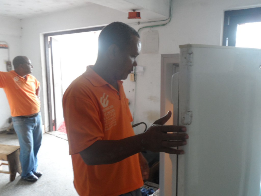 Desde enero los mecánicos realizan visitas a domicilio a los clientes, quienes llaman por teléfono y solicitan el servicio para atender sus refrigeradores. 