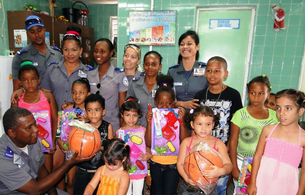 Los niños que son atendidos en la sala de Oncohematología del hospital pediátrico de Cienfuegos recibieron juguetes donados por integrantes de la Agencia de Seguridad y Protección del MITRANS. Foto: Efraín Cedeño.