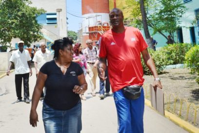 Recorren centros laborales Héroes del Trabajo y glorias del deporte