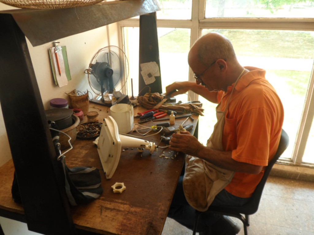 Ya no forma parte de la Empresa, pero la cooperativa taller de electrónica Hermanos Cruz fue invitada al evento de generalización porque la idea principal es unificar los criterios, escribir el procedimiento y pasarlo a todos los talleres como guía.  Foto del autor