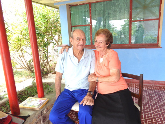 En 1972 llegó a Puerto Padre esta feliz pareja, que todavía conserva los encantos del primer día. | Foto: Del autor