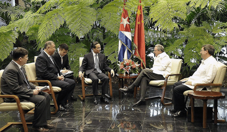 El General de Ejército Raúl Castro Ruz, Presidente de los Consejos de Estado y de Ministros, recibió este domingo al compañero Wang Yi, ministro de Relaciones Exteriores de la República Popular China
