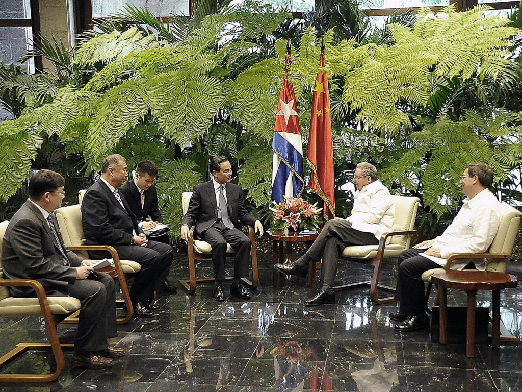 El General de Ejército Raúl Castro Ruz, Presidente de los Consejos de Estado y de Ministros, recibió este domingo al compañero Wang Yi, ministro de Relaciones Exteriores de la República Popular China