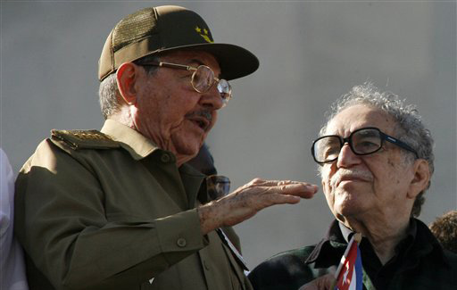 Raúl Castro y García Márquez en el acto por el 50 aniversario de la Revolución Cubana. Foto: AP.