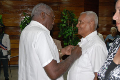 Condecoran a dirigentes sindicales de destacada trayectoria