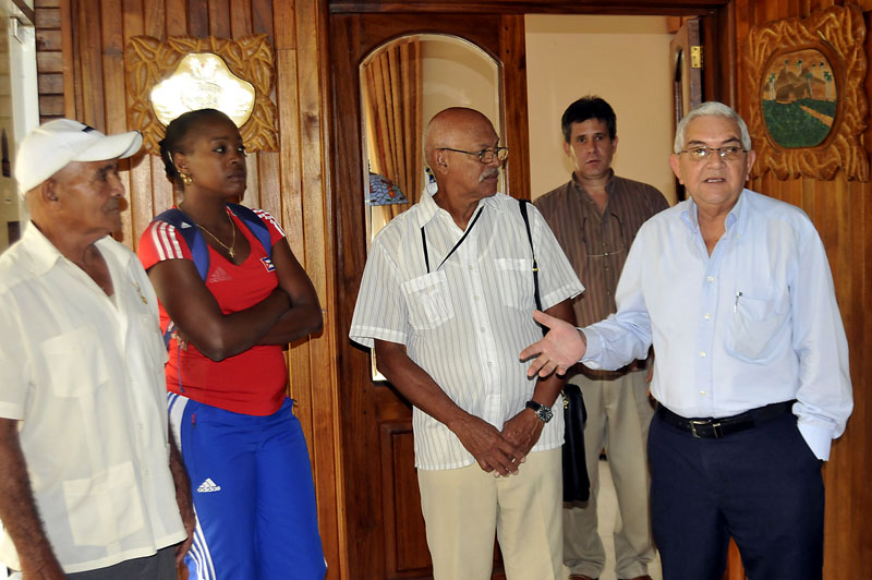 Intercambio entre héroes del trabajo y glorias deportivas en la Casa del Habano, perteneciente al Club Habana. Foto: José Raúl Rodríguez Robleda