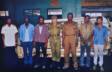 Raúl junto a Diosdado Cordovés: En 1992, el entonces Ministro de las FAR, Raúl Castro Ruz, visitó la Base de Reparaciones de Buques perteneciente a la Marina de Guerra Revolucionaria e intercambió con dirigentes y trabajadores. A su lado (derecho), Diosdado Cordovés.