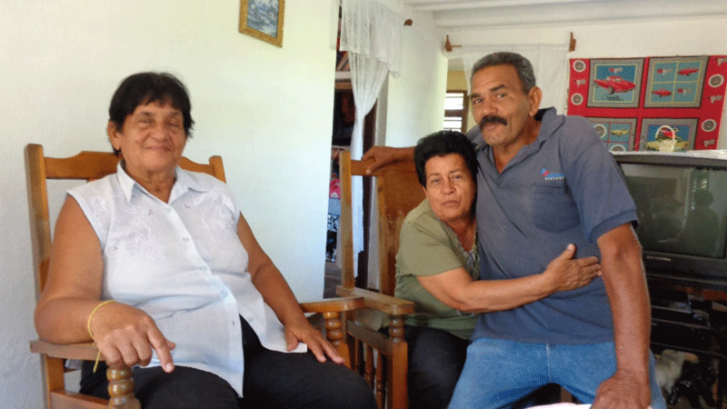 Nemesia sostiene un ratito a su sobrino Oscar, el niño de seis meses que cargaba el 17 de abril de 1961. A su lado, Lucía. Fotos: Noryis