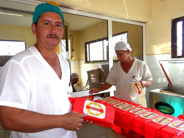 “Nuestra carta de triunfo en estos quesos es la elevación del rendimiento industrial de la leche”, afirma Aramis. Fotos: José Luis Martínez Alejo