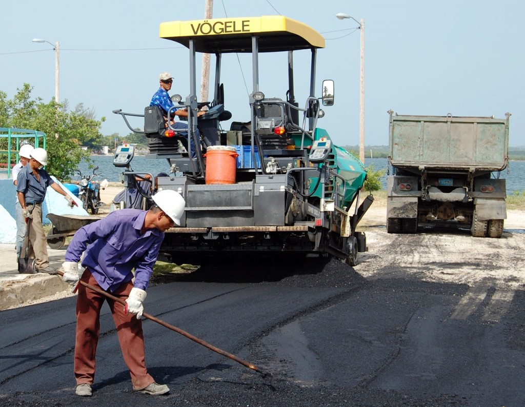 La reparación de viales en las zonas urbanas figura entre las prioridades de quienes producen, riegan y compactan el asfalto. | Foto: Modesto Gutiérrez, AIN.