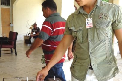 Un joven de pie frente al banco de problemas