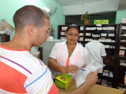 En las farmacias los clientes pueden consultar la Circular que refrenda la calidad de los condones que hoy se venden, aun cuando la fecha de vencimiento estampada dice 2012. Foto: De la autora