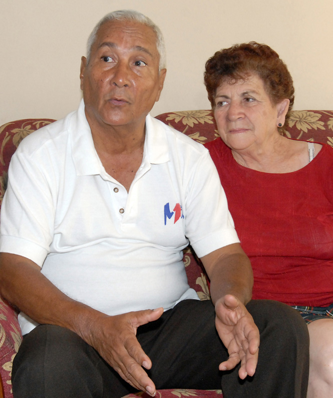 Roberto Santana Lozano junto con su esposa Lala, de quien reconoce que “llevó un peso muy importante en la atención de nuestros dos hijos y el hogar, mientras me ocupaba de las tareas”. | Foto: Heriberto González Brito