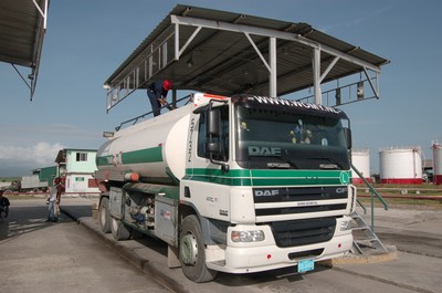 Una veintena de vehículos abastecedores de combustible resultan beneficiados con el montaje de GPS. Foto: Vicente Brito