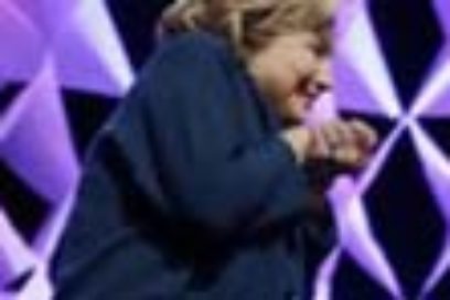 Zapatazo contra Hillary Clinton