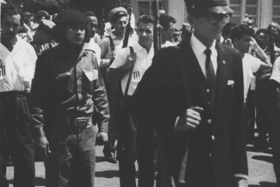 Ropas de pueblo y armas en las manos