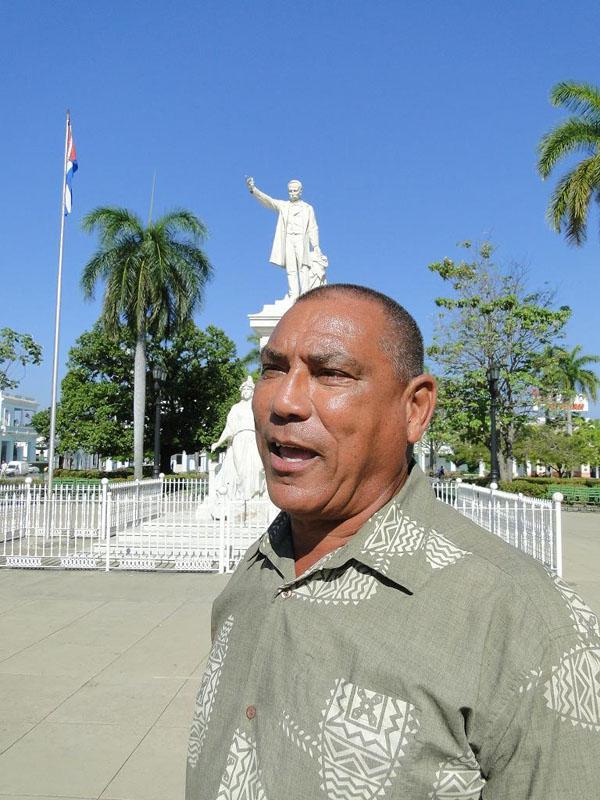 El Gigante del Escambray, en el Parque Martí, momentos después de ser reconocido. Foto: Efraín Cedeño