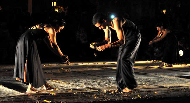 “…hombres y mujeres siguiendo un camino de hojas secas, haciendo ellos mismos el camino”. Foto: Yuris Nórido