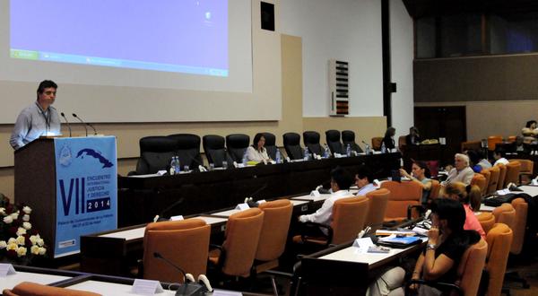 Sesión de trabajo en el VII Encuentro Internacional Justicia y Derecho, con sede en el Palacio de Convenciones de La Habana, Cuba. Foto: Oriol de la Cruz (AIN)
