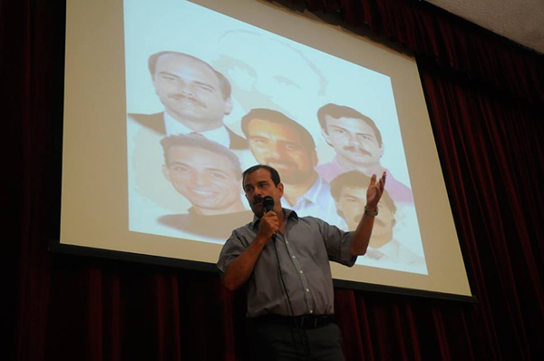 Fernando González, Héroe de la República de Cuba, se dirige al público en la Audiencia Pública del Parlamento. Foto: Calixto N. Llanes