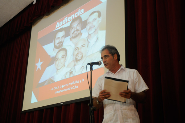 El diputado Alberto Núñez lee la declaración de la Comisión de Relaciones Internacionales de la Asamblea Nacional a esta Audiencia Pública.Foto: Calixto N. Llanes