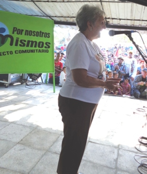 En La Anacahuita, municipio de Manatí, Irma dijo, visiblemente emocionada, que este era el mejor regalo que podían hacerles a los Cinco. Foto: Jorge Pérez Cruz